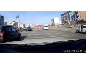 Trafikte Yarışan Aracın Karıştığı Kaza Kamerada