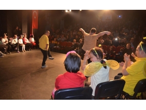 Dünya Tiyatro Haftası’nda Kuşadası’nda ’Engelsiz Tiyatro’ Sahnelendi