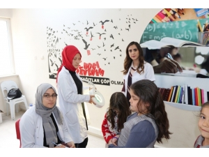 Uşak Üniversitesi Öğrencileri Miniklere Gönüllü Kuaförlük Yaptı