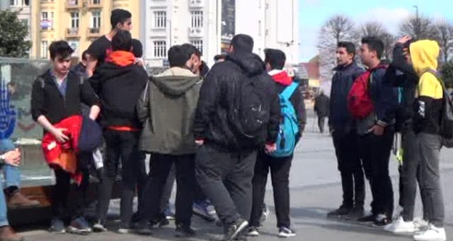 Taksim Meydanı'nda Öğrencilerin Tekme Tokat Kavgası Kamerada