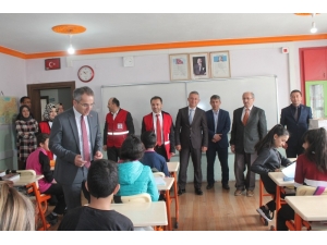 Kızılay, Tosya’da Öğrencilere Diş Fırçası Ve Macun Dağıttı