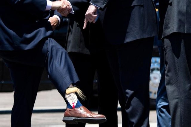 Trump'a Tuhaf Karşılama! Paçaları Sıvayınca Saçlı Çorabı Görüldü