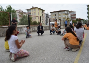 Sınıflarını Dışarıya Çıkaran Öğrenciler Dışarıda Eğitim Gördü