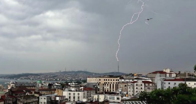 Meteoroloji Uyarmıştı! İstanbul Sabah Saatlerinde Sağanak Yağışa Teslim Oldu