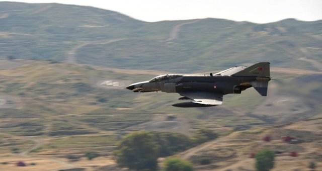 Malatya'da F-4 Uçağı Iniş Sırasında Arızalandı, Pilotlar Uçaktan Atlayarak Kurtuldu