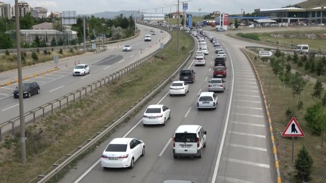 43 Ilin Geçiş Noktası Kırıkkale'de Trafik Kilit!