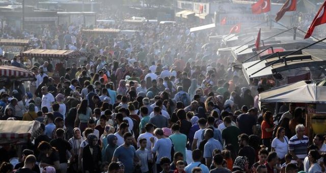 Tatile Gitmeyen İstanbullular Tarihi Ve Turistik Mekanlara Akın Etti! Kalabalık Caddelere Taştı