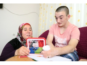 Parmaklarını Yemesi Engellenemiyor