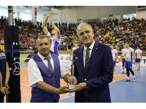 Voleybol Federasyonu Başkanı Üstündağ’a Ödül
