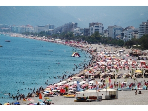 Antalya’da Sahillerde Hafta Sonu Yoğunluğu