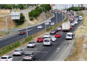 Tatilciler Karayolunu Tıkadı