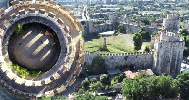 16 Asırlık Tarihi İstanbul Surları 'tehlike' Altında