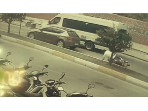 Yaya Geçidinde Bekleyen Otomobile Motosikletiyle Arkadan Çarptı: 1 Yaralı