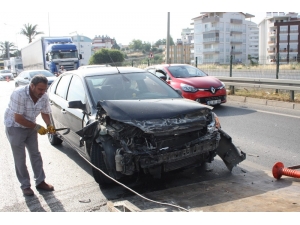 Önce Bariyerlere Sonra Bisiklete Çarptı: 1 Yaralı