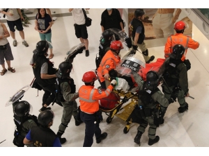 Hong Kong’da Protestocular Banliyöye İndi