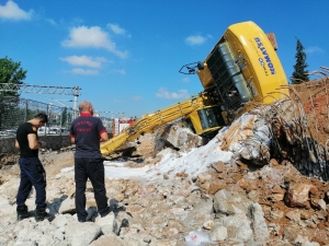 Kocaeli’de İş Makinesi Devrildi: 1 Yaralı