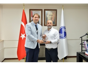 Türkiye Ragbi Federasyonundan Rektör Savaşan’a Plaket