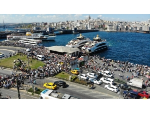 İstanbullular Eminönü İskelesi’ne Akın Etti, Yoğunluk Havadan Görüntülendi