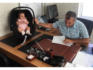 Okul Müdürü Çocuğa Bakıyor, Öğretmen De Öğrencilere Ders Veriyor