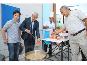 Başkan Güder, Özel Çocuklara Aşure İkramında Bulundu