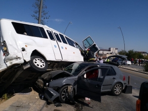 Otomobilin Minibüsün Altına Girdiği Kazada 2 Kişi Yaralandı