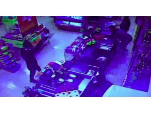 Kasiyer Kıza Poşeti Fırlatıp, “5’e Kadar Sayacağım” Dedi.