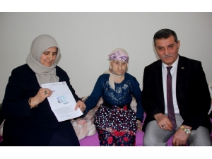 Hayatı Boyunca Kimliksiz Yaşayan Kadın, 85 Yaşında Kimlik Sahibi Oldu