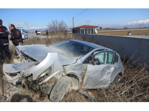 Otomobil Şarampole Savruldu, Sürücü Yaralandı