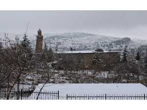 Kar Tarihi Harput Mahallesi’ni Beyaza Bürüdü, 13 Köy Yolu Kapandı