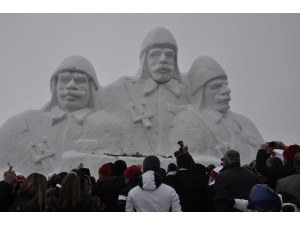 Sarıkamış’ta Kardan Şehit Askerler Heykeli
