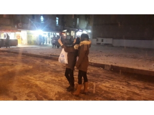 Kar Yağışını Gören Telefona Sarıldı