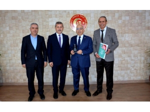 Araştırma Proje Eğitim Kooperatifinden Çomü Rektörü Prof. Dr. Sedat Murat’a Plaket