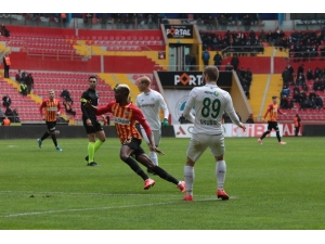 Süper Lig: Hes Kablo Kayserispor: 1 - Konyaspor: 2 (İlk Yarı)