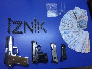 Polisin Kontrol Noktasında Durdukları Araçlardan Silah, Uyuşturucu Ve Para Ele Geçirildi