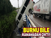 Su kanalına düşen minibüsten burnu bile kanamadan çıktı