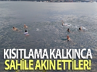 Kısıtlama kalkınca sahile akın edip denize girdiler