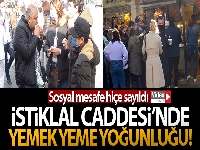 İstiklal Caddesi'nde büfeler önünde yemek yeme yoğunluğu
