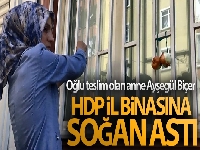 Oğlu teslim olan anne Ayşegül Biçer, HDP il binasına soğan astı