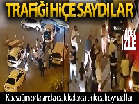 Kavşağı trafiğe kapatıp, erik dalı oynadılar