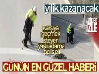Karşıya geçmek isteyen yaşlı adama polis eli
