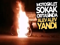 Motosiklet sokak ortasında alev alev yandı