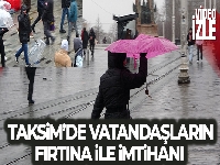 Taksim'de kuvvetli rüzgar ile yağış vatandaşlara zor anlar yaşattı