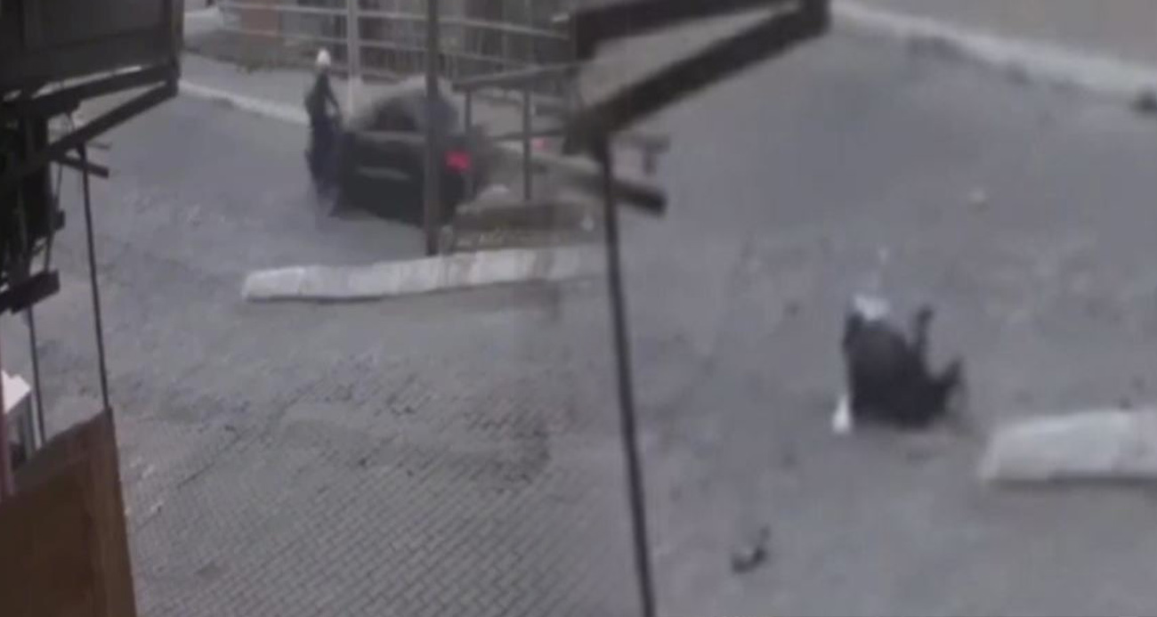İzmir’de motosiklet sürücüsünün ölümden döndüğü kaza kamerada
