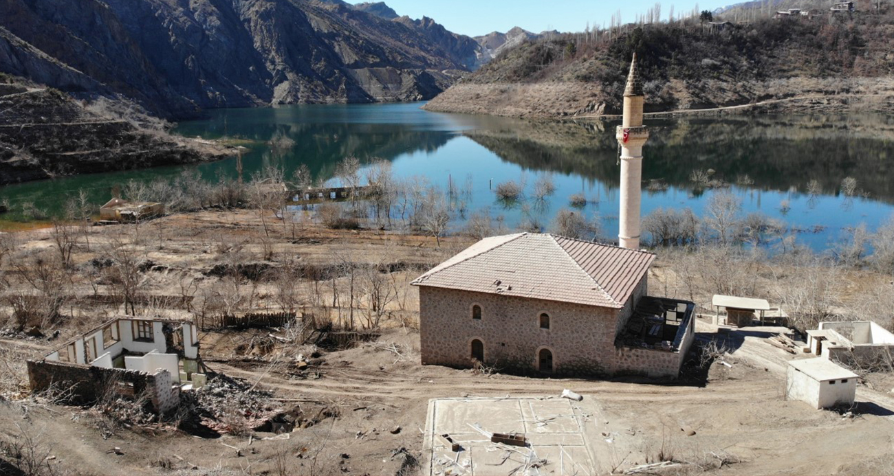 Yusufeli Barajı’nın yapılması ile sular altında kalan köy baraj suları çekilince yeniden ortaya çıktı