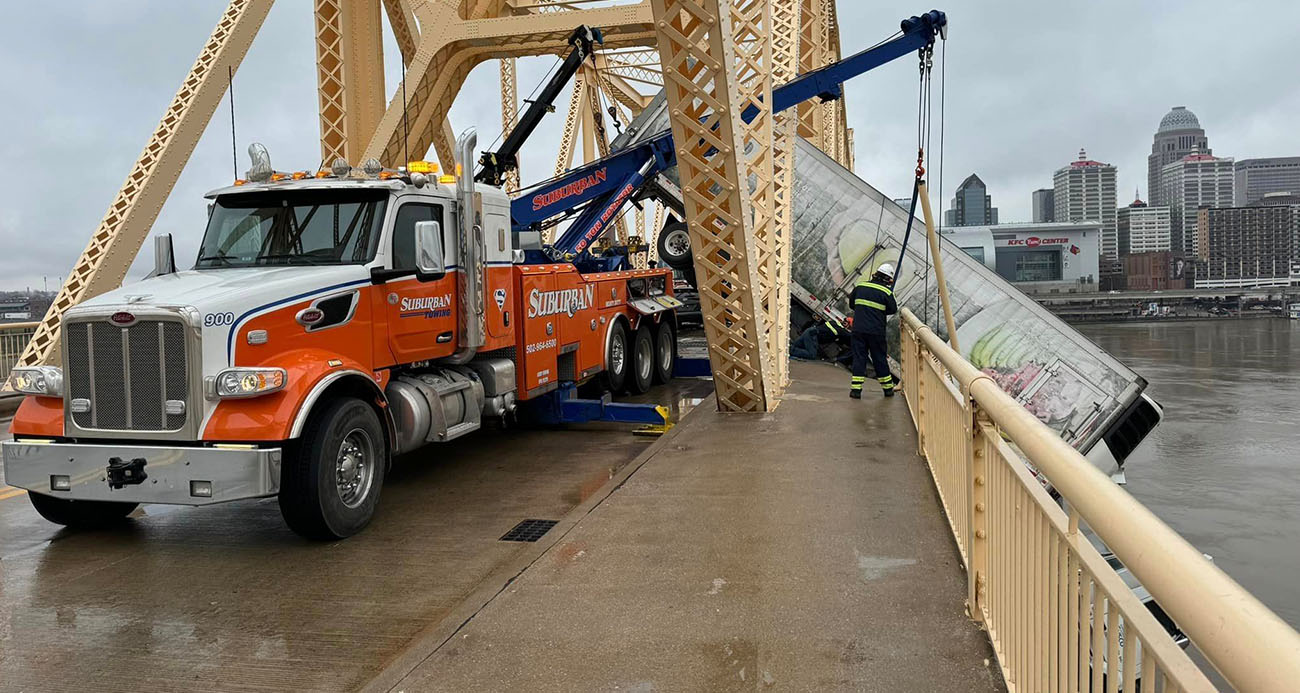 ABD'de köprü bariyerlerine çarpan kamyon havada asılı kaldı
