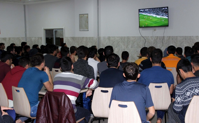 Kahvehane Yerine Kyk Yurdunda Derbi Maç Keyfi