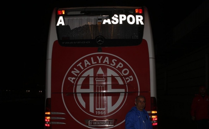 Antalyaspor Takım Otobüsüne Taşlı Saldırı!