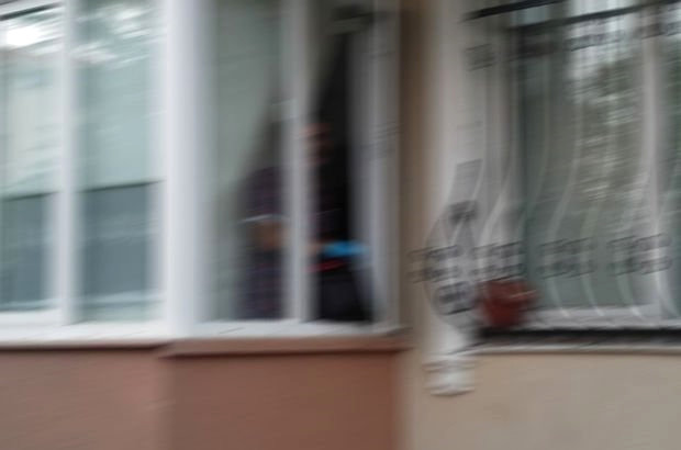 Sevgilisine Hediye Vermek İsteyen Genç, Kızın Babasıyla Karşılaşınca Pencereden Atladı