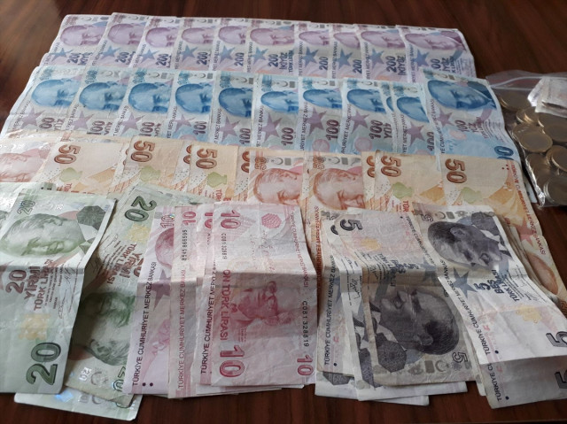 Dilencinin Poşetinden 6 Bin 210 Lira Çıktı