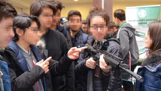 Üniversitede Skandal Görüntüler! Ortaokul Ve Lise Öğrencilerine Silah Tanıtımı Yaptılar